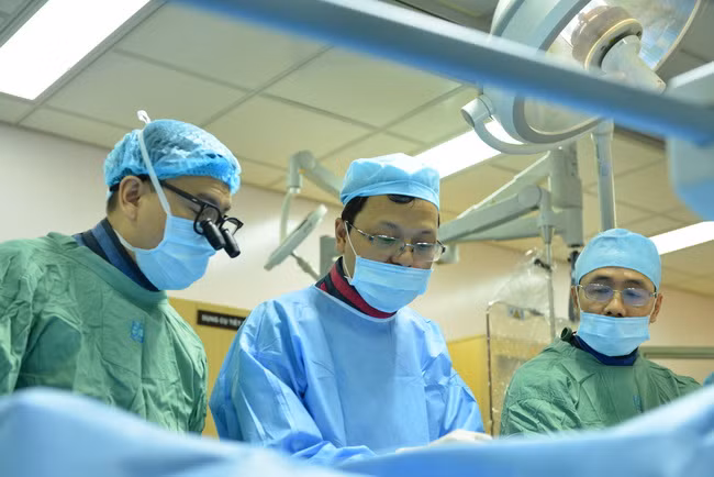 PGS TS BS. Trương Quang Bình cùng ê kíp đang thực hiện can thiệp mạch. (Ảnh: BVCC)