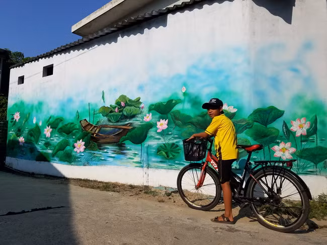 Thời gian gần đây, ngôi làng này thu hút nhiều du khách hơn bởi những bức bích họa trên tường nhà người dân.