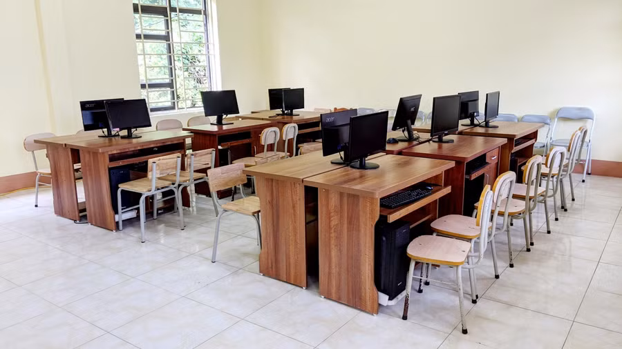 Phòng máy tính sẽ góp phần cải thiện điều kiện dạy và học của thầy trò trường Tiểu học Yên Lạc 2