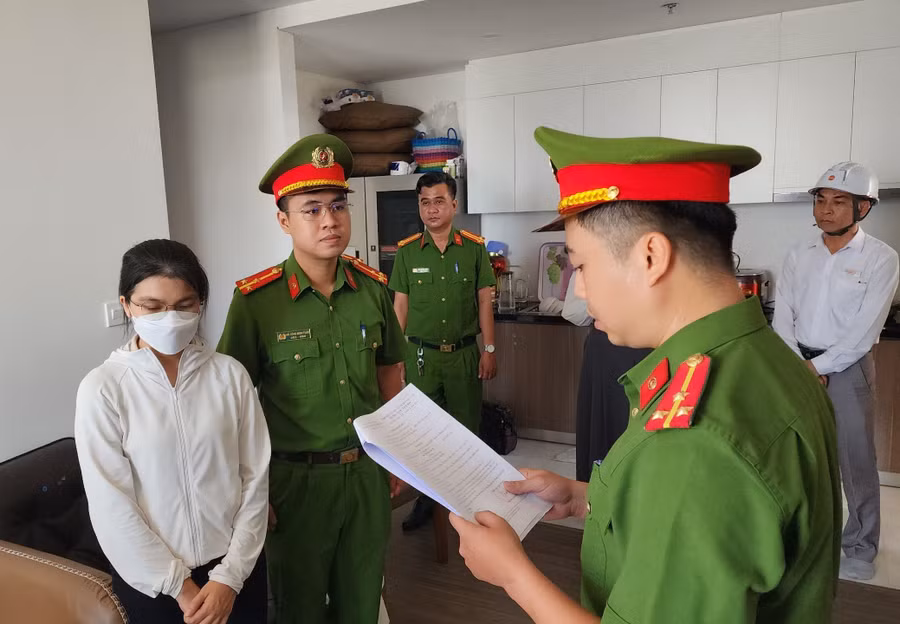 Công an tống đạt quyết định khởi tố, bắt tạm giam Đỗ Thị Hà Xuyên. Ảnh: Công an