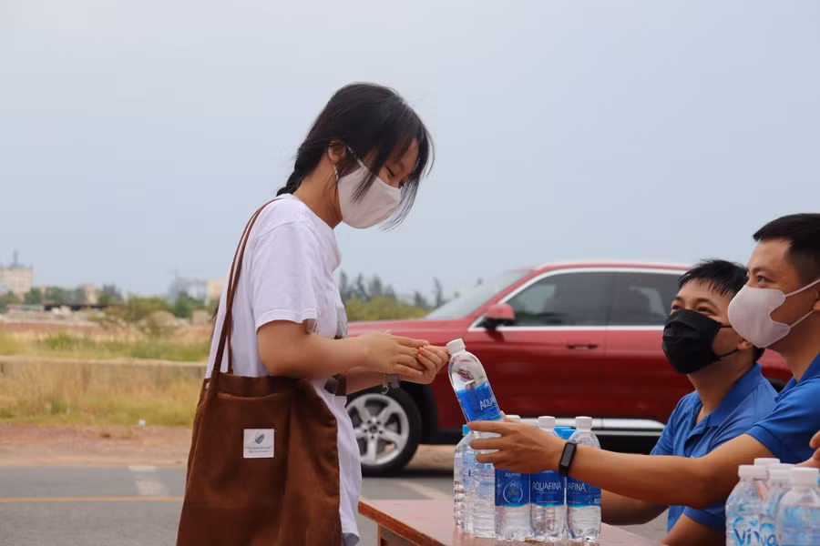 Các sĩ tử được tiếp sức, động viên từ các thành viên đội tình nguyện.
