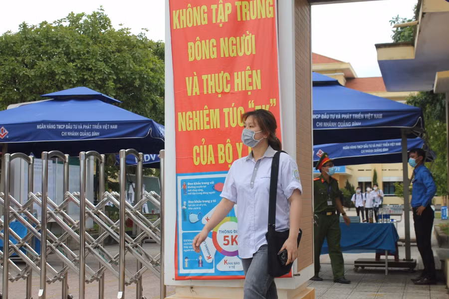 Thí sinh trở về nghỉ ngơi để chuẩn bị cho môn thi Ngoại ngữ vào buổi chiều.
