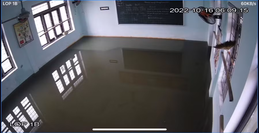 Một sô trường trên địa bàn huyện Lệ Thuỷ nước dâng cao vào tận phòng học. Một sô trường trên địa bàn huyện Lệ Thuỷ nước dâng cao vào tận phòng học.