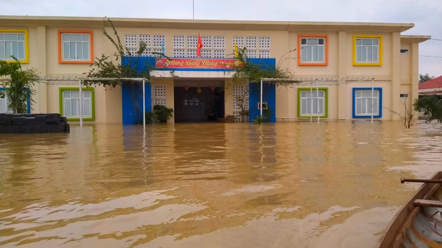 Trường Mầm non Lộc Thuỷ ngập sâu trong biển nước. Trường Mầm non Lộc Thuỷ ngập sâu trong biển nước.