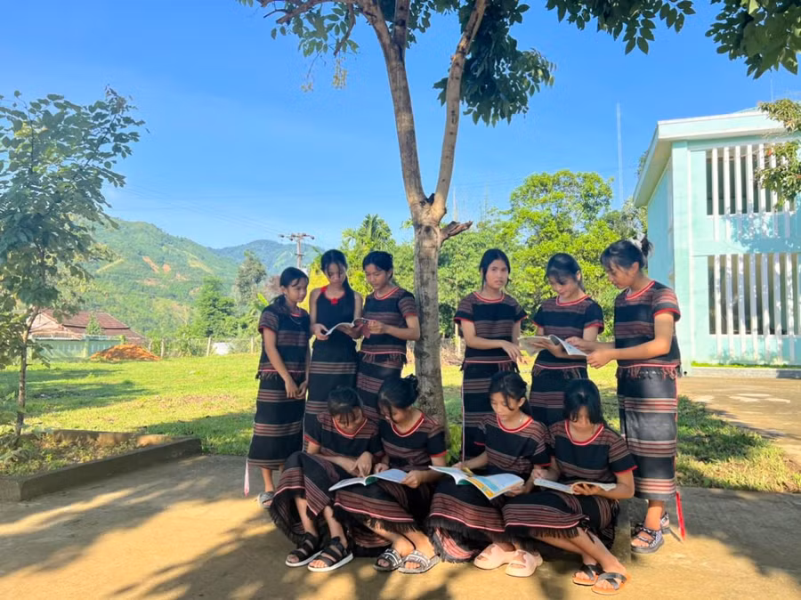 Những bộ áo quần truyền thống của đồng bào dân tộc ở huyện Bắc Trà My thật đẹp. Những bộ áo quần truyền thống của đồng bào dân tộc ở huyện Bắc Trà My thật đẹp.