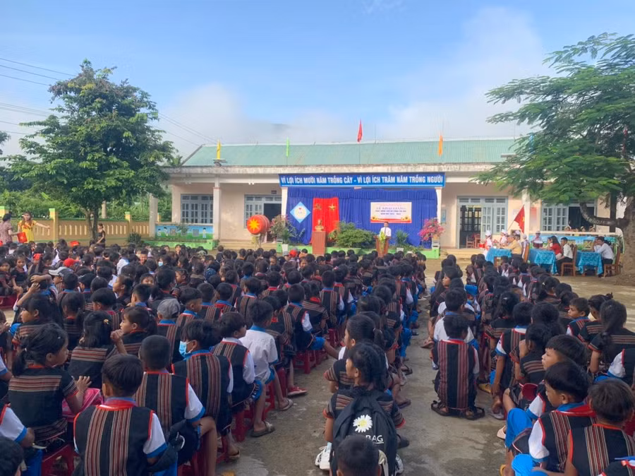 Buổi Lễ khai giảng chỉ gói gọn trong vài chục phút nhưng rất đầm ấm. Buổi Lễ khai giảng chỉ gói gọn trong vài chục phút nhưng rất đầm ấm.