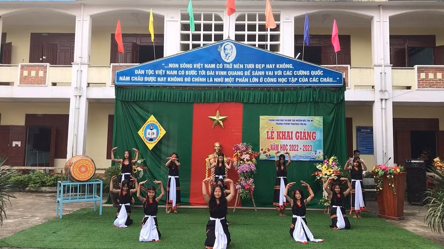 Học sinh Trường phổ thông dân tộc bán trú TH&THCS Trà Ka đang biểu diễn tiết mục văn nghệ trong Lễ khai giảng. Học sinh Trường phổ thông dân tộc bán trú TH&THCS Trà Ka đang biểu diễn tiết mục văn nghệ trong Lễ khai giảng.