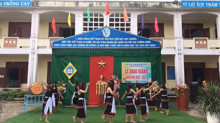 Buổi lễ khai giảng với những tiết mục văn nghệ truyền thống của địa phương. Buổi lễ khai giảng với những tiết mục văn nghệ truyền thống của địa phương.