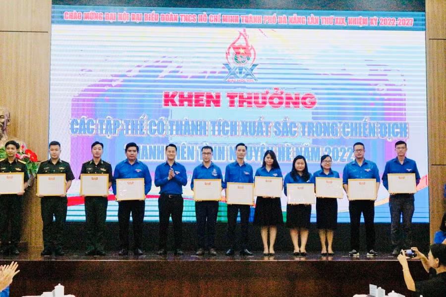 Khen thưởng các tập thể, cá nhân. Khen thưởng các tập thể, cá nhân.