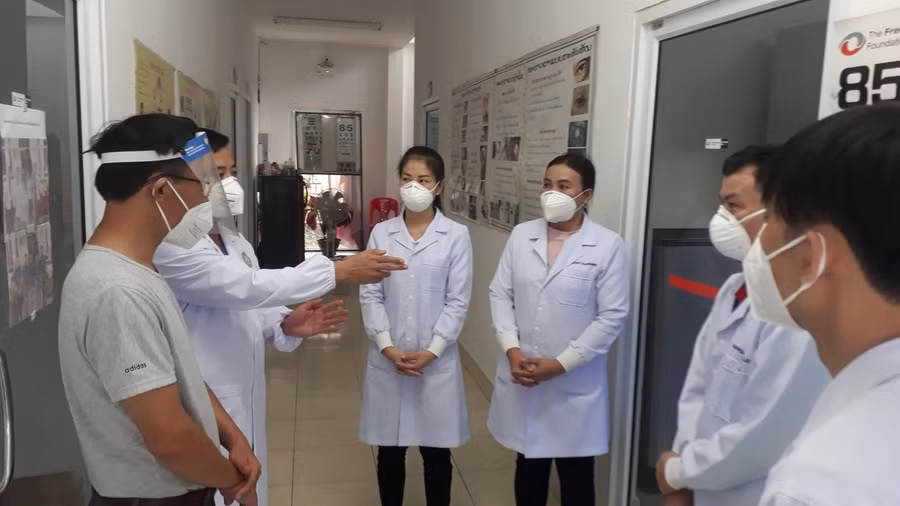 Cán bộ y tế Quảng Bình trao đổi kinh nghiệm chống dịch cùng tổ công tác của nước bạn Lào (Ảnh: N. H).