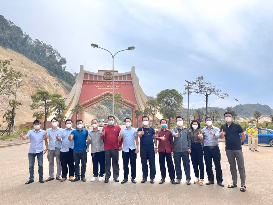 Đoàn chụp ảnh lưu niệm khi hoàn thành nhiệm vụ hỗ trợ tỉnh Khăm Muộn (Lào) phòng, chống dịch Covid-19 (Ảnh: N. H).