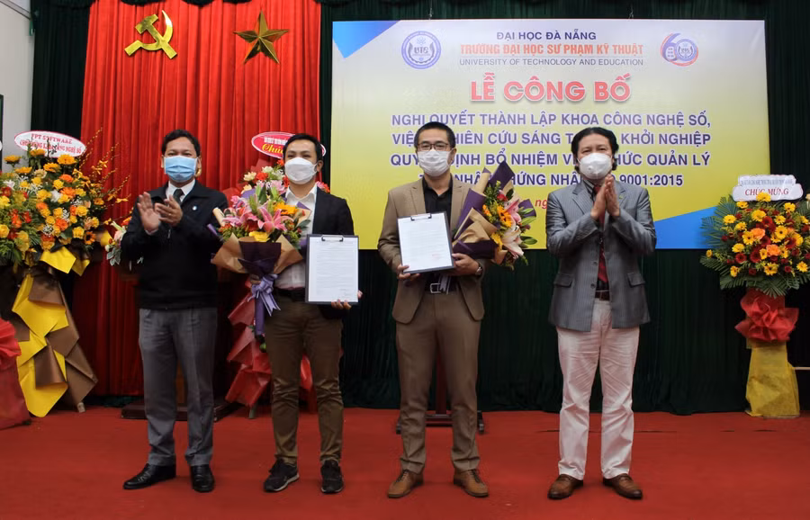 Lãnh đạo trường trao quyết định bổ nhiệm chức vụ Giám đốc và Phó Giám đốc Viện NCST &amp; KN