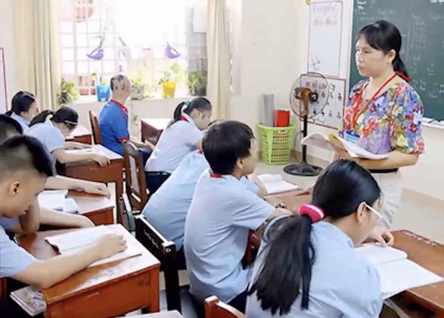 Cô Hà đang giảng dạy cho học sinh.