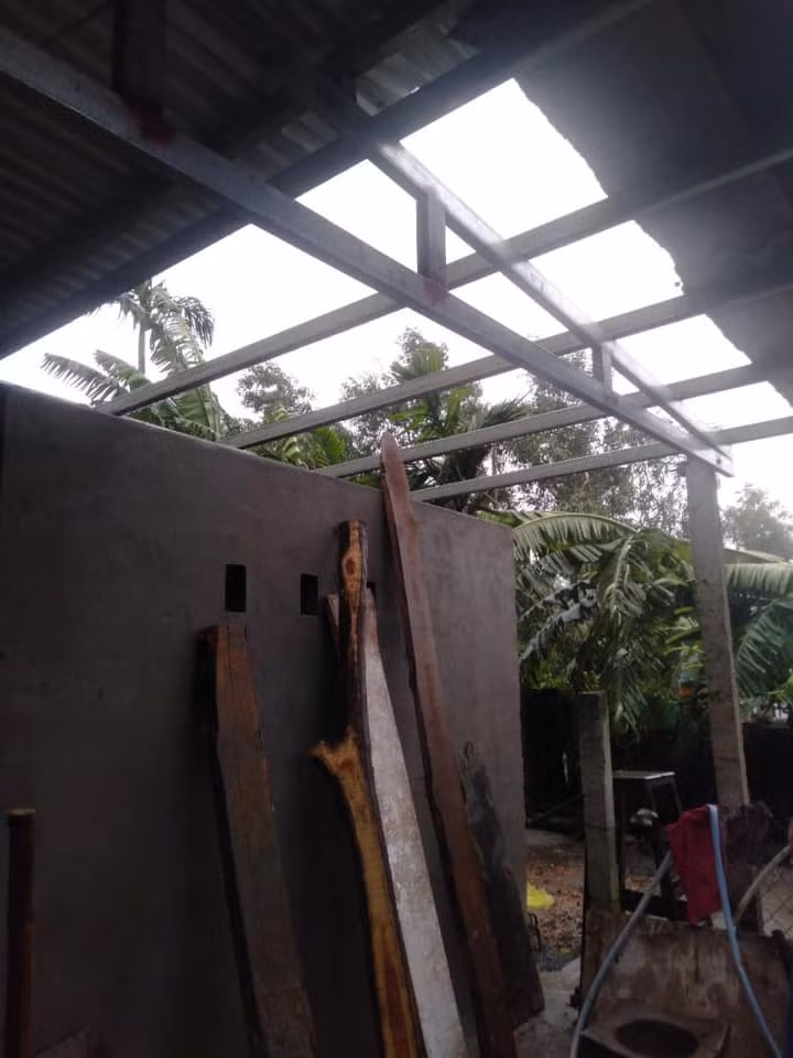 Nhiều nhà khác cũng bị thiệt hại do lốc xoáy.