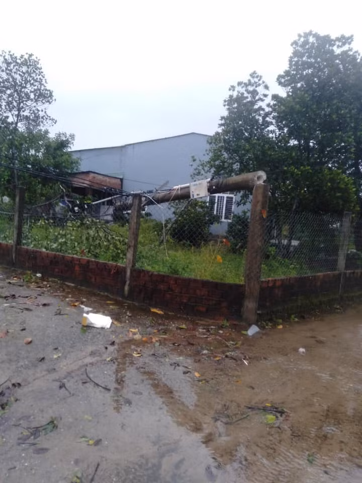 Trụ điện bị gãy ngang sau cơn lốc xoáy.