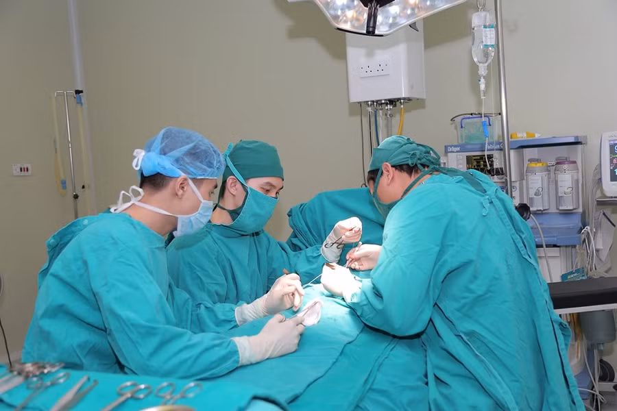 Các BS đã phẫu thuật thành công cho trẻ.