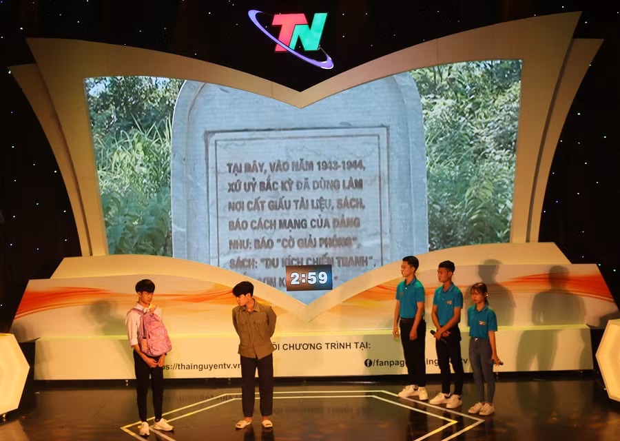 Game show "Dân ta phải biết sử ta" tại Thái Nguyên thu hút đông đảo học sinh các nhà trường tham gia.