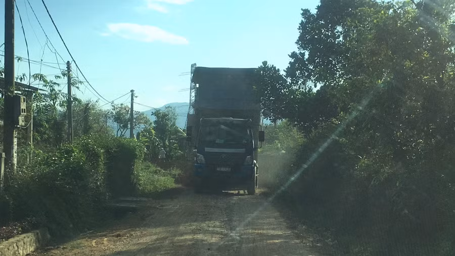 Điểm đến của những xe chở "đất lậu" này là một công trình giao thông đang thi công trên địa bàn thị trấn Nông trường Việt Trung.
