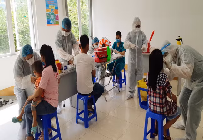 HCDC thực hiện lẫy mẫu xét nghiệm tầm soát phòng dịch Covid-19 (Ảnh: Tư liệu HCDC)