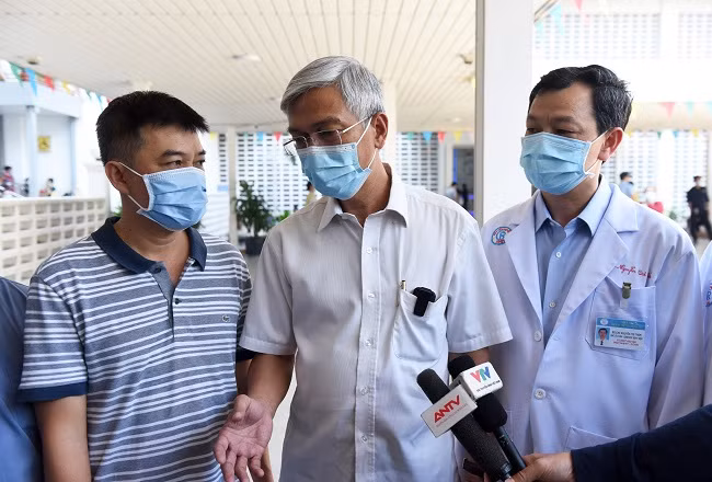 Phó Chủ tịch UBND TPHCM Võ Văn Hoan cũng đã thăm và động viện các bác sĩ lên Gia Lai làm nhiệm vụ.