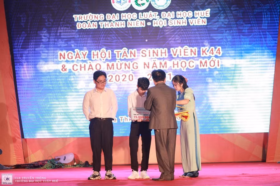 Chính sách tặng thưởng học bổng cho các em tân sinh viên có kết quả đầu vào cao ( Ảnh: Trao học bổng cho tân sinh viên khóa 44 năm học 2020-2021).