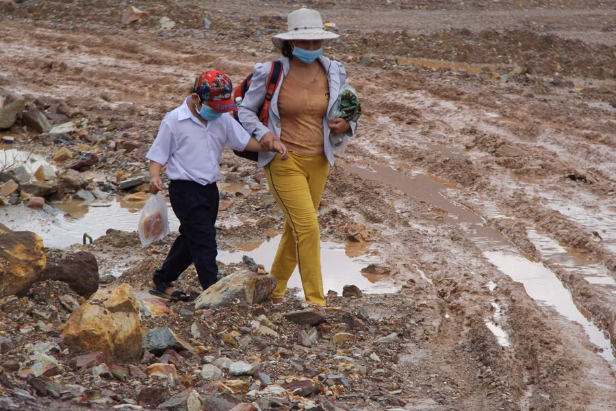 Nhiều người dân khi đi quay con đường này đã bị té, nên đành phải đi bộ để đảm bảo an toàn.
