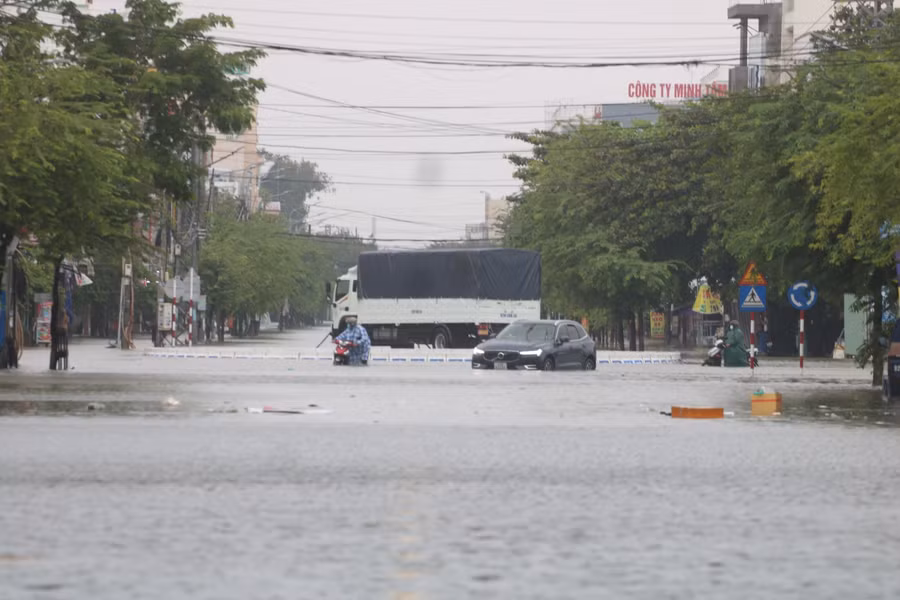 Nhiều tuyến đường ở TP Tam Kỳ đã bị ngập sâu trong nước.
