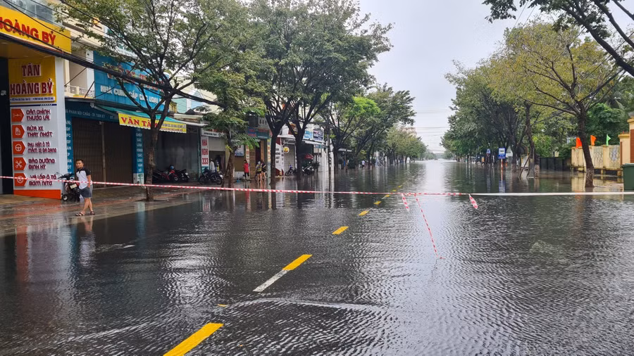 Lực lượng chức năng căng dây nghiêm cấm người dân qua lại để đảm bảo an toàn.