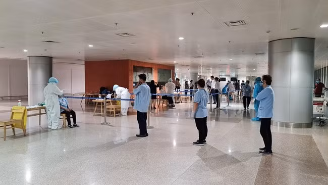 HCDC tổ chức lấy mẫu xét nghiệm tại sân bay Tân Sơn Nhất (Ảnh: HCDC).