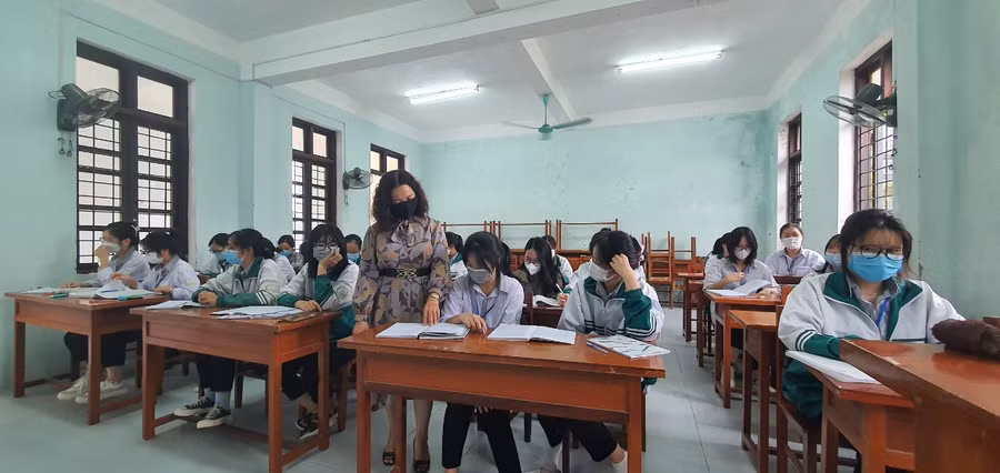Cô Hoàn luôn dành cho học trò sự ân cần, chia sẻ và mang đến cho các em những tiết học lí thú, bổ ích. Ảnh: Tiến Việt