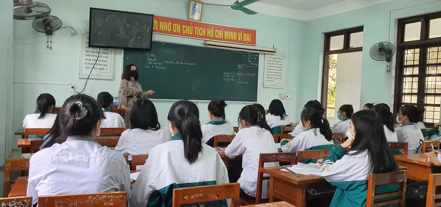 Cô Hoàn góp phần mang về cho nhà trường nhiều thành tích cao. Ảnh: Tiến Việt