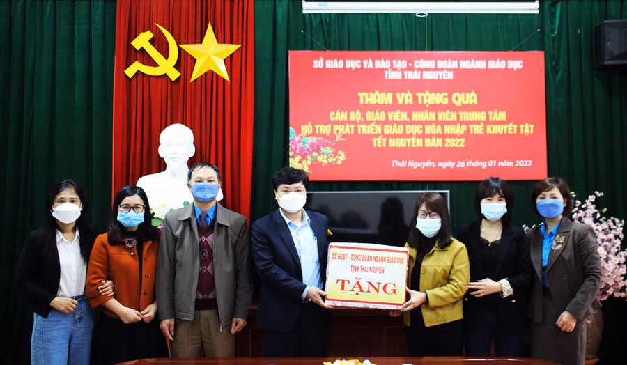 Lãnh đạo Sở Giáo dục và Đào tạo và Công đoàn ngành Giáo dục tỉnh Thái Nguyên tặng quà cho Trung tâm Hỗ trợ phát triển giáo dục hòa nhập trẻ khuyết tật tỉnh