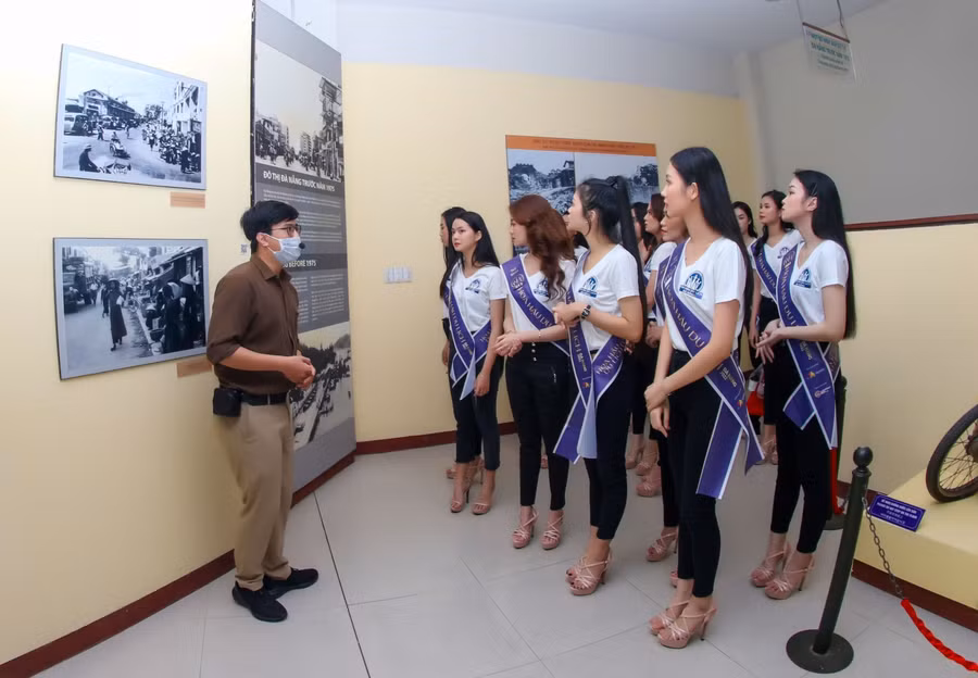 Tham quan Bảo tàng Đà Nẵng.
