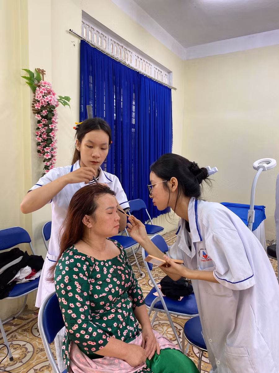 Các em sinh viên ngành Tạo mẫu chăm sóc sắc đẹp make-up, tạo mẫu tóc cho phụ nữ. Các em sinh viên ngành Tạo mẫu chăm sóc sắc đẹp make-up, tạo mẫu tóc cho phụ nữ.