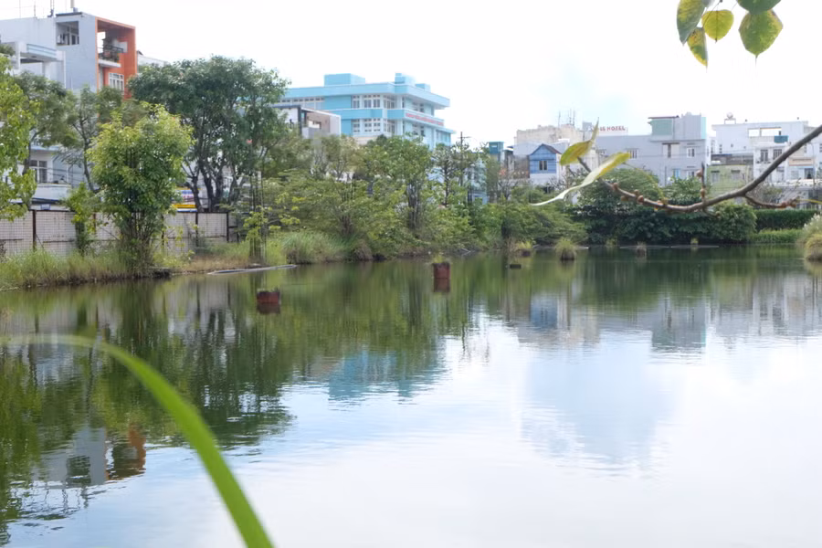 Dự án Đà Nẵng Center có diện tích có diện tích 7.878m2 nằm vị trí 3 mặt tiền Phan Châu Trinh - Hùng Vương - Nguyễn Thị Minh Khai, do Công ty CP Địa ốc Vũ Châu Long làm chủ đầu tư, được cấp giấy chứng nhận đầu tư năm 2008.