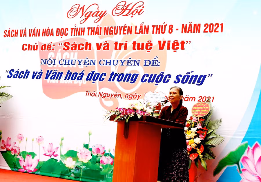 TS. Bùi Trân Phượng, diễn giả khách mời giao lưu với các em học sinh tại chương trình.