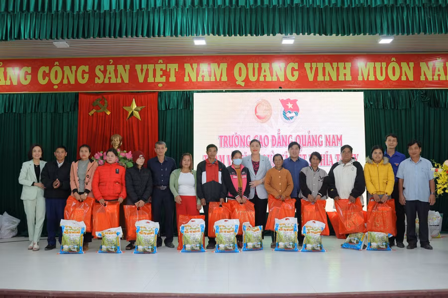 Tặng quà cho các gia đình có hoàn cảnh khó khăn tại xã biên giới Tr'Hy. Tặng quà cho các gia đình có hoàn cảnh khó khăn tại xã biên giới Tr'Hy.