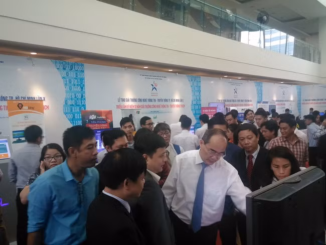 Bí thư Thành ủy TPHCM Nguyễn Thiện Nhân cùng các đại biểu thăm quan triển lãm Giải thưởng CNTT - TT TPHCM.