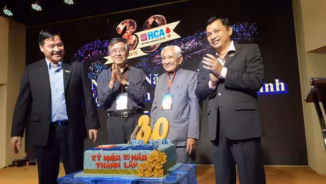 Chủ tịch HCA các thời kỳ rất vui mừng đến tham dự buổi lễ kỷ niệm 30 năm thành lập.