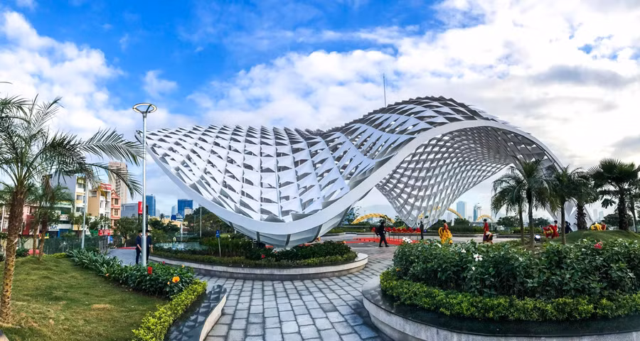 Tầng 2 (mái vòm, diện tích 790 m2) bố trí không gian sinh hoạt cộng đồng, đường dốc, lối đi bộ, hồ nước, cây xanh để tạo điểm nhấn cảnh quan. Vườn tượng APEC mở rộng còn có đài phun nước, đồi nhân tạo, thảm cỏ tự nhiên, đường nội bộ lát đá, các loại hoa và cây xanh tạo bóng mát...