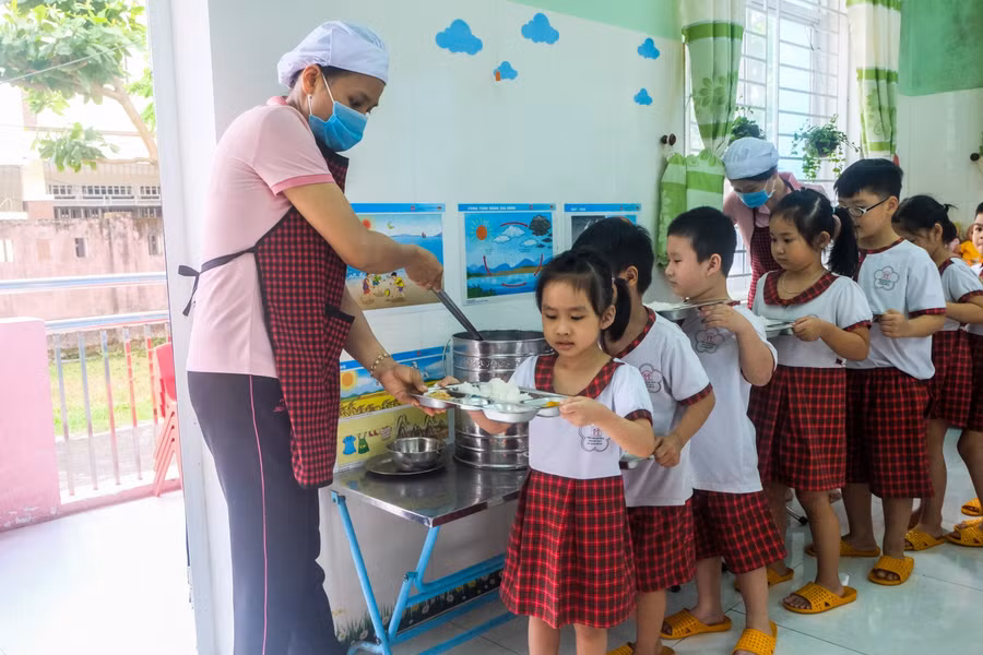 Bữa ăn trưa của các trẻ mầm non.