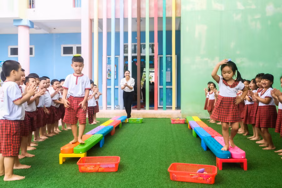Trò chơi vận động giúp trẻ phát triển thể lực.