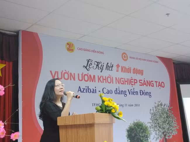 ThS Nguyễn Hồng Trang – Phó Hiệu trưởng Trường CĐ Viễn Đông phát biểu tại buổi lễ.