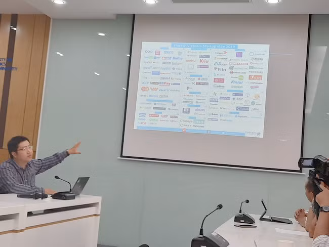 TS. Ngô Tấn Vũ Khanh - Giảng viên Khoa Công nghệ thông tin kinh doanh (UEH ) chia sẻ thông tin về khóa học. TS. Ngô Tấn Vũ Khanh - Giảng viên Khoa Công nghệ thông tin kinh doanh (UEH ) chia sẻ thông tin về khóa học.