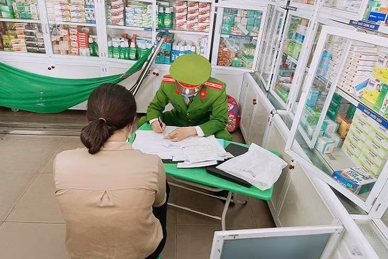 Cửa hàng thuốc có hành vi kinh doanh kit test nhanh và thực phẩm chức năng không rõ nguồn gốc đã bị cơ quan chức lập biên bản xử lí.