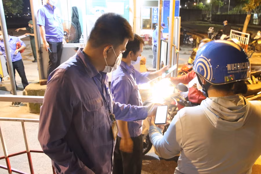 Bảo vệ và nhân viên cảng cá Thọ Quang kiểm tra thông tin người dân trước khi vào cảng cá.