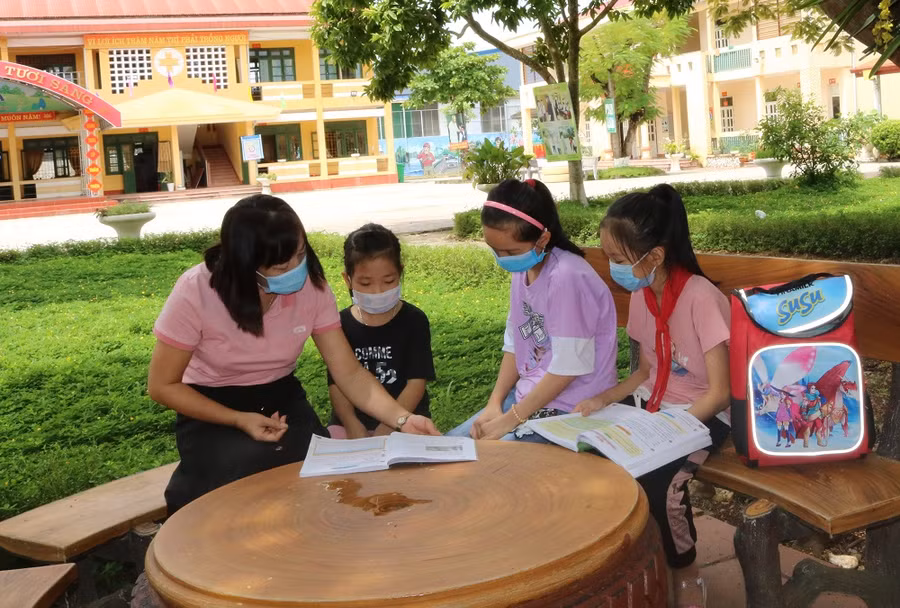 Cô và trò trường Tiểu học số 1 Nam Hòa (Đồng Hỷ, Thái Nguyên)