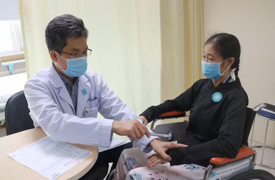 TS. BS. Nguyễn Bá Thắng khám cho người bệnh sau đột quỵ (Ảnh:BVCC)