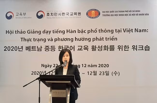 Bà Ko Ji Hyung – Giám đốc Trung tâm Ngôn ngữ tiếng Hàn tại TPHCM phát biểu tại hội thảo