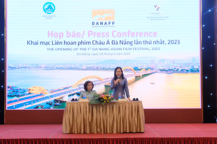 Bà Ngô Phương Lan - Chủ tịch VFDA, Giám đốc Liên hoan phim thông tin tại buổi họp báo. Ảnh: Hoàng Vinh. 